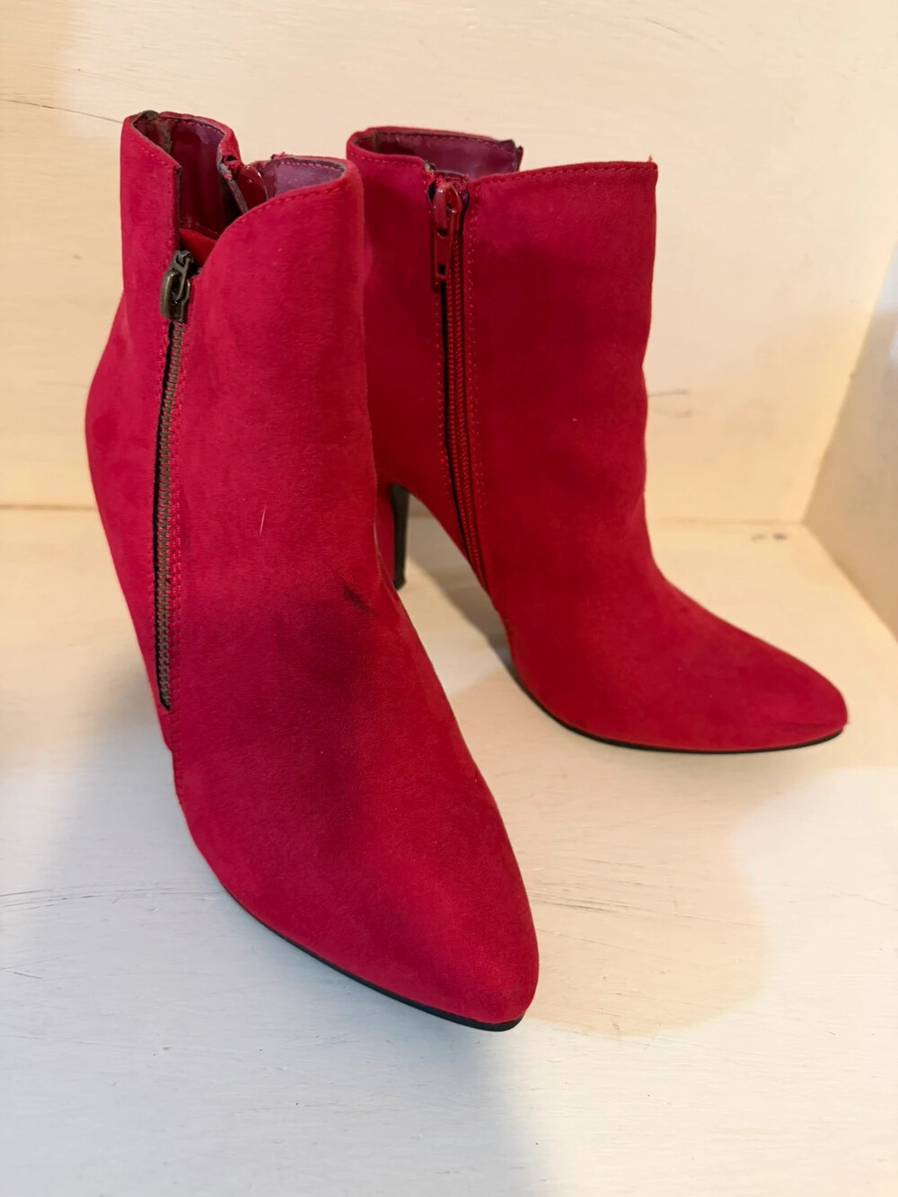 Rou9e pointed toe red faux suede ankle boots size 8 statement piece